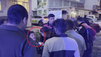 Kazada hafif yaralanan küçük kardeşleri kimse ikna edemedi: Babadan gelen telefonla ambulansa bindiler