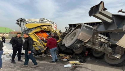 Kazada tırdan devrilen konteyner araçları hurdaya çevirdi