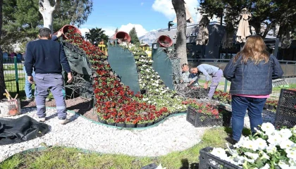 Kemer yaz sezonuna hazırlanıyor, ilçe petunyalarla süsleniyor