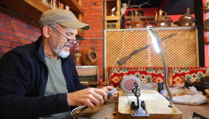 Kendi yaptığı torna ile el emeğini sanata dönüştürüyor