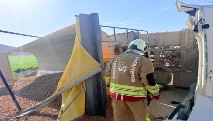 Kırıkhanda devrilen hafriyat kamyonunun sürücüsü yaralandı