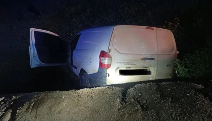 Kırıkhanda şarampole devrilen hafif ticari aracın sürücüsü yaralandı