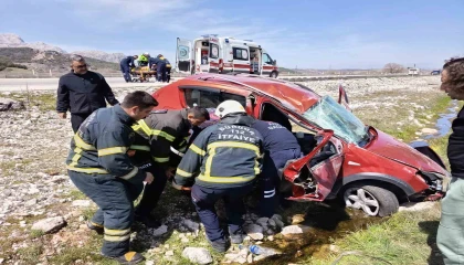 Kontrolden çıkan otomobil şarampole savruldu: 2 yaralı