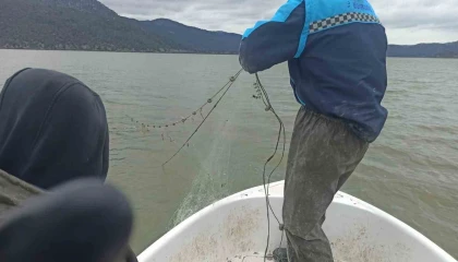 Kovada Gölünde kaçak avcılara ait 600 metrelik ağ ele geçirildi