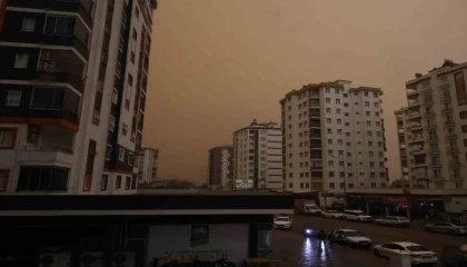 Kozanda çöl tozu etkili oldu, sağanakla birlikte çamur yağdı