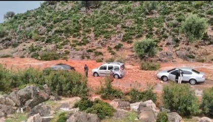 Kozanda sağanak ve dolu hayatı felç etti: Yollar kapandı, araçlar mahsur kaldı