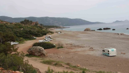 Kumlucada sahil ve kamu alanlarında karavan konaklaması yasaklandı, karavancılar bölgeden çıkarıldı