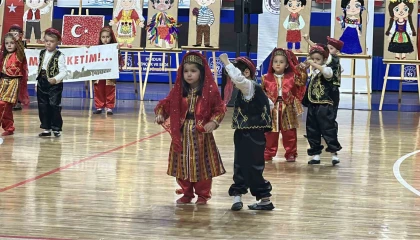 Kutlamaya katılan minik kız hem ağladı hem oynadı