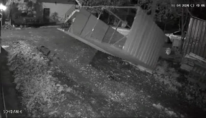 Kuvvetli fırtınanın tavuk kümesini uçurduğu o anlar kamerada