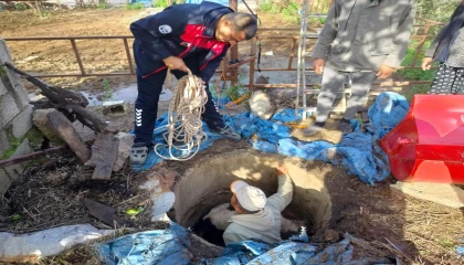 Kuyuya düşen buzağı zorlu çalışmayla kurtarıldı