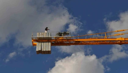 Maaşını alamayınca vincin tepesine çıktı, banka hesabına yatan parayı teyit edip indi