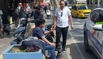 Manavgatta korkutan kazada sürücü kask sayesinde hayatta kaldı