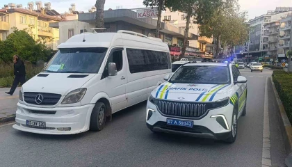 Manavgatta motosiklet ile minibüs çarpıştı: 1 yaralı