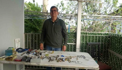 Merakla başlayıp 35 sene yaptığı mesleği teknolojiye yenik düşen saatçi, 12 yıldır evinde mesleğini yaşatıyor