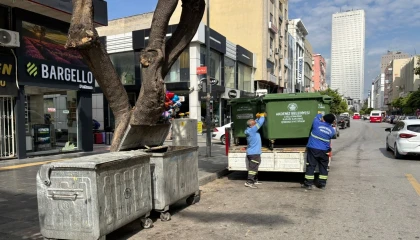 Mersin kent merkezinde çöp konteynerleri yenileniyor