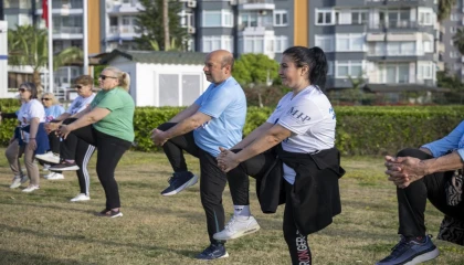Mersin sahilinde sabah sporu buluşmaları yoğun ilgi görüyor