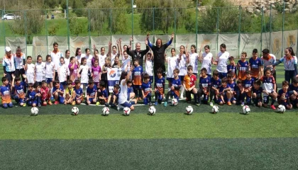 Mersin Üniversitesinde yüzlerce çocuk ve genç, dijital bağımlılıktan uzak sporla yetişiyor