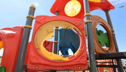 Mersinde çocuk parkına çirkin saldırı: Oyun grupları ateşe verildi