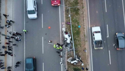 Mersinde feci kaza: Otomobil ikiye bölündü, 4 kişi yaralandı