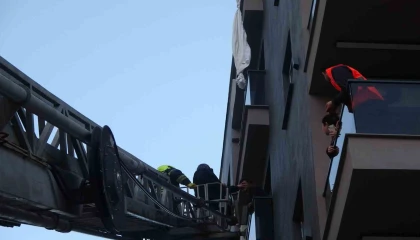 Mersinde ilginç olay: Perde ile 6ncı kattan sarktı, 3üncü kat balkona düştü