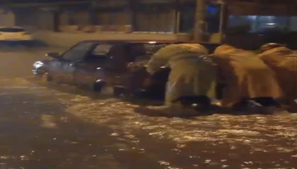 Minibüste mahsur kalan 4 kişiyi itfaiye kurtardı