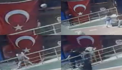 Minik öğrencilerin bayrak hassasiyeti: Topun çarptığı bayrağı öptüler