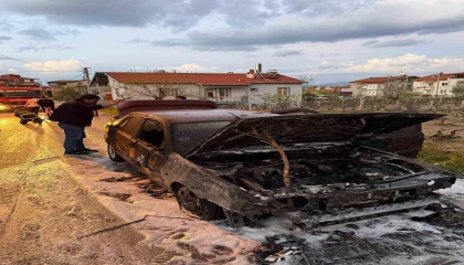 Motor kısmında çıkan yangın otomobili küle çevirdi