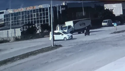 Motosiklet ile hafif ticari araç çarpıştı: 1 yaralı