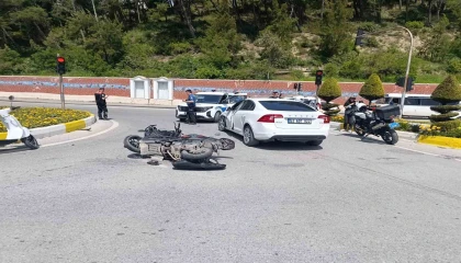 Motosiklet ile otomobil çarpıştı, 2 genç yaralandı