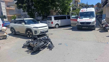 Motosiklet otomobile çarptı , o anlar güvenlik kamerasına yansıdı:1 yaralı