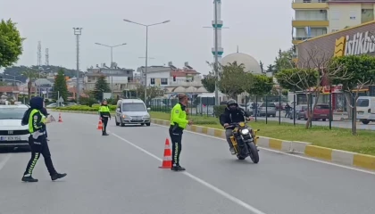 Motosikletini uygulama yapan polislerin üzerine sürüp kaçtı