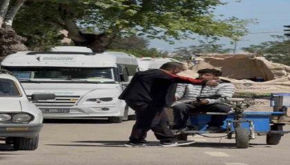 Motosikletlinin yolunu kesip tehditler savurdu