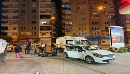 Muratpaşada otomobil ile motosiklet çarpıştı: 1 yaralı