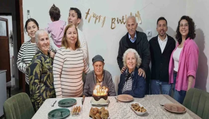 Mustafa dede, 102nci yaş gününü çocukları ve torunlarıyla kutladı