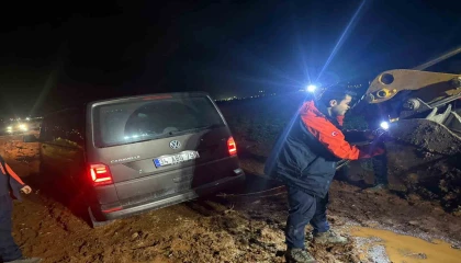 Navigasyon yardımıyla yolculuk yapan minibüsteki 10 kişi çamurlu yolda mahsur kaldı