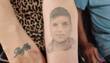 Oğlu 9 yıl önce öldürülen acılı anne: Kolumdaki resmiyle avunup duruyorum