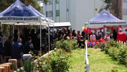 Okul saldırısında hayatını kaybeden çocukların mezarı Türk bayrakları ve balonlarla süslendi