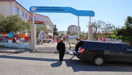 Okuldaki saldırıdan kurtulan öğrenci annesiyle okula gelip eşyalarını aldı