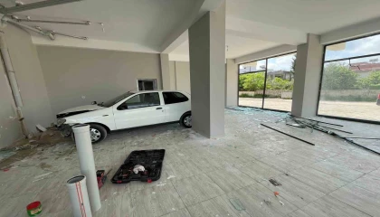 Osmaniyede kontrolden çıkan otomobil dükkana girdi: 1 yaralı