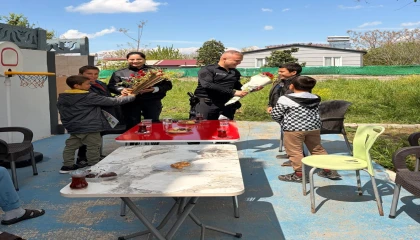 Osmaniyede özel öğrencilerden polislere çiçekli sürpriz