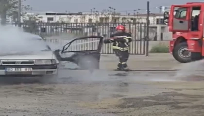 Osmaniyede park halindeki otomobil alev alev yandı
