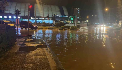 Osmaniyede sağanak yağış hayatı olumsuz etkiledi