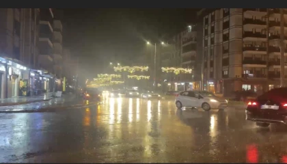 Osmaniyede şiddetli yağmur ulaşımı vurdu