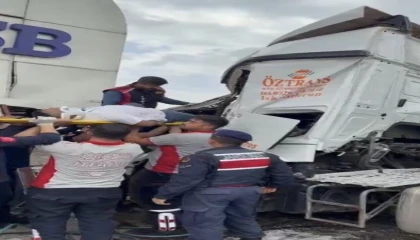 Osmaniyede tır OSB giriş kapısına çarptı, sürücü kabinde sıkıştı