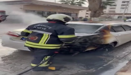 Osmaniyede yanan otomobile ilk müdahaleyi trafik polisi yaptı