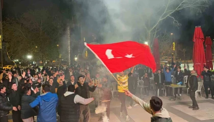 Osmaniyeliler meşalelerle tarihi zaferi kutladı