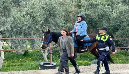 Otizmli çocuklara atla terapi desteği