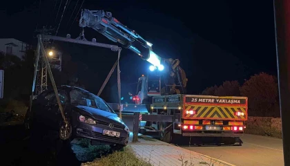 Otomobil 7 metre yükseklikten yuvarlandı, sürücü burnu kanamadan araçtan çıktı