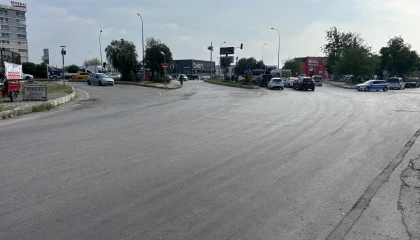 Otomobil çarptı, elektrikli bisiklet ikiye bölündü: Sürücü havada takla attı