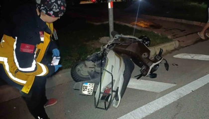 Otomobil ile çarpışan motosikletli acı içinde yerde kaldı
